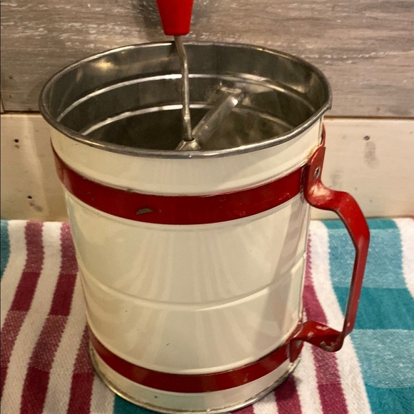 Red and White Retro flour sifter - Picture 4 of 6